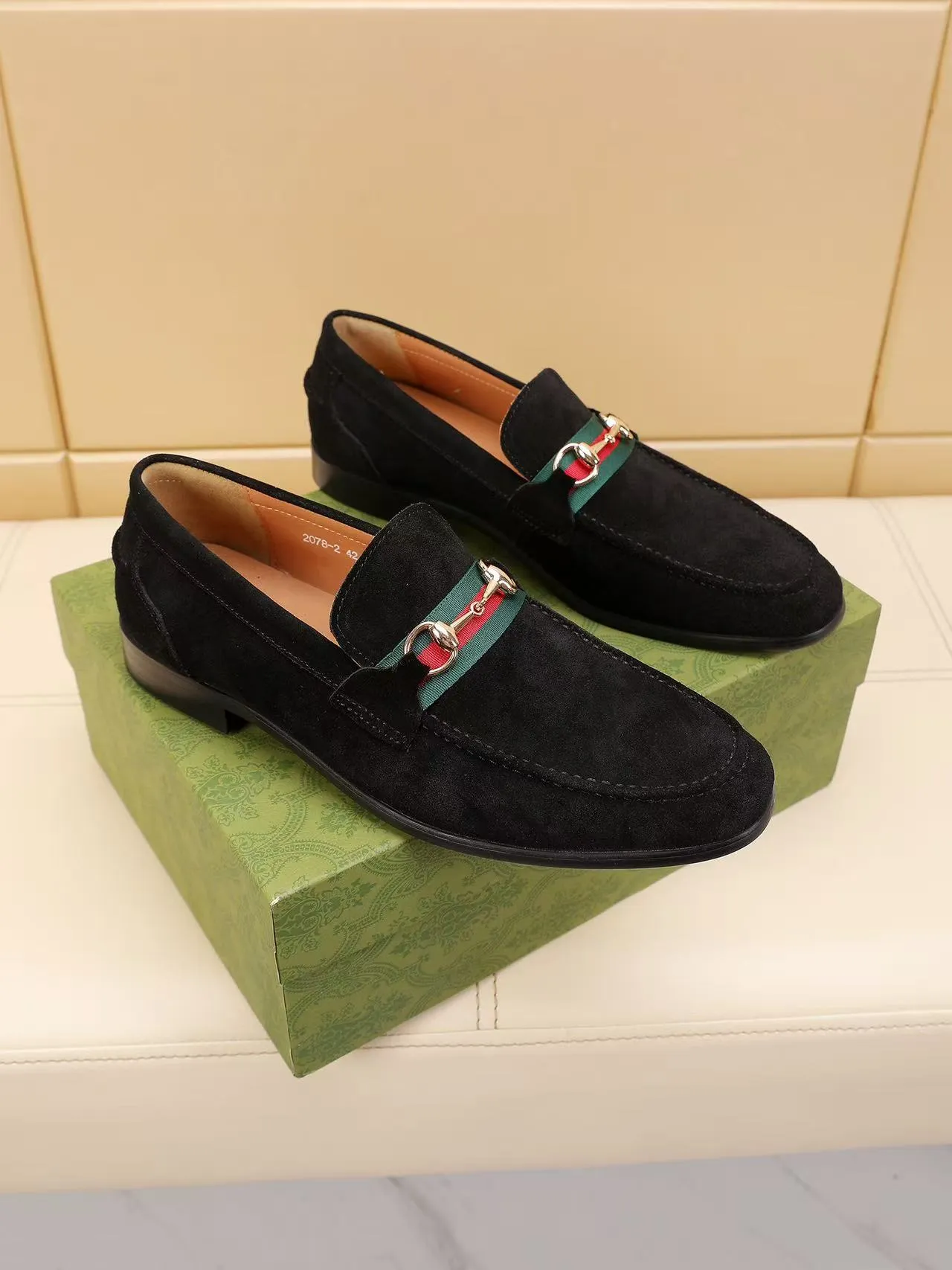 Men's men's shoes 💰440 🆘【GUCCI】Gucci ·🐂里· Hot-selling beanie shoes, top brand luxury, top quality, latest fashion beanie shoes.. The upper is made of original high mercerized smooth cow suede. (Full top-layer water-dyed 🐂 leather and lining). The original stylish and stylish soft rubber wear-resistant and non-slip outsole is light and comfortable on the foot, available in 3 colors! Matching code: 39-45 (38.46. Customized)